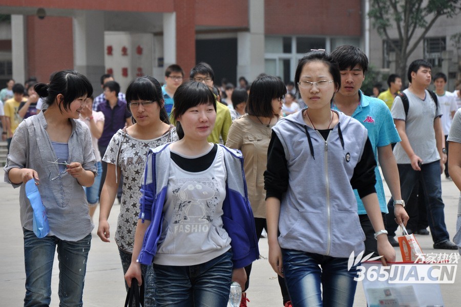 组图:合肥高考生轻松走出考场 笑谈语文考试题