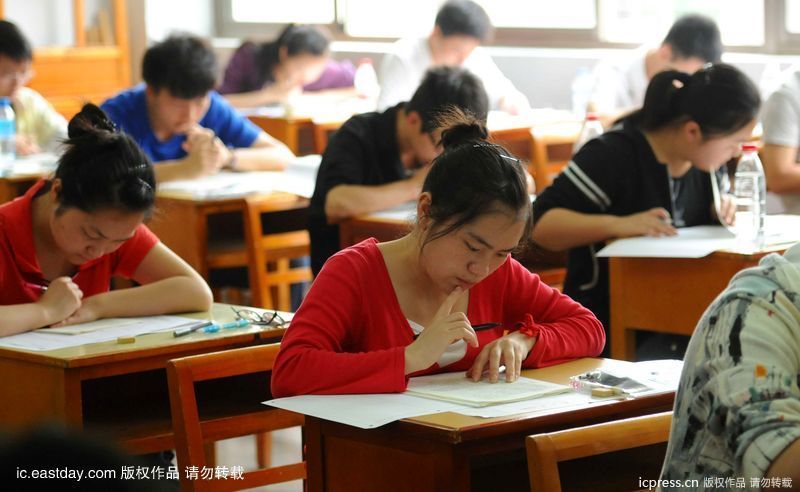 组图:2011年高考首日表情 考生答题百态 - 新闻