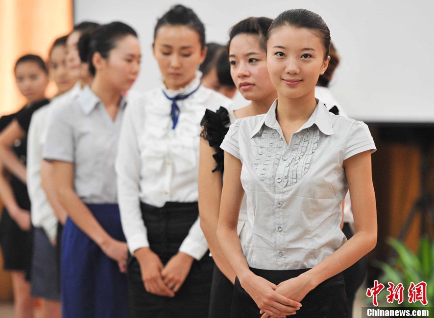 高清:<em>航空公司</em>郑州招聘<em>空乘</em> 美女争相<em>应聘</em> - 新
