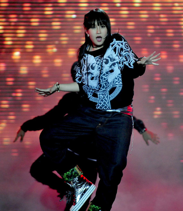 组图:实拍 赵本山 女儿照片登台热舞近况背景最