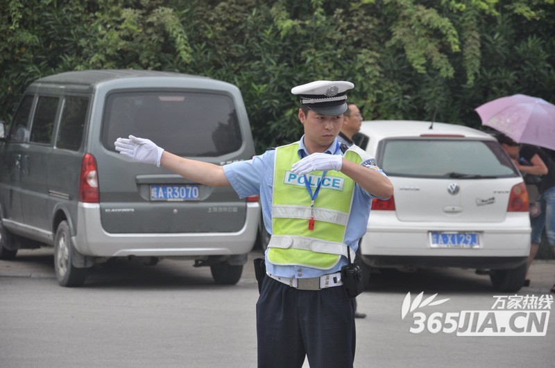 高清组图:2012年安徽高考正在进行中 实拍护考
