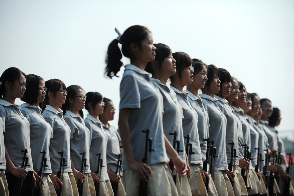 军训正进行中:女生穿超短裙裤军训