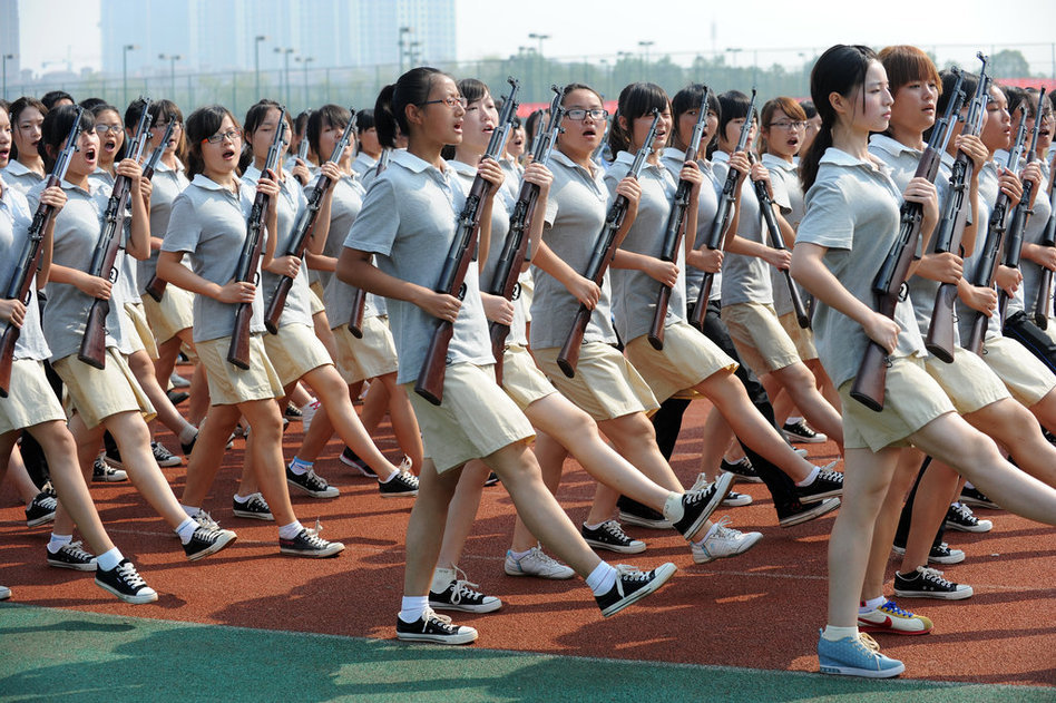 军训正进行中:女生穿超短裙裤军训