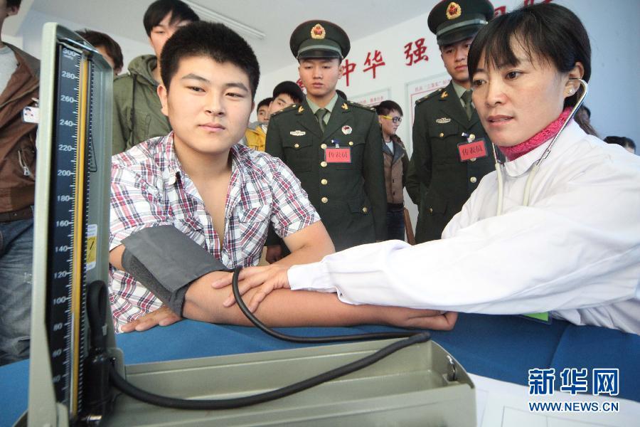 组图:实拍解放军<em>征兵体检</em>私照