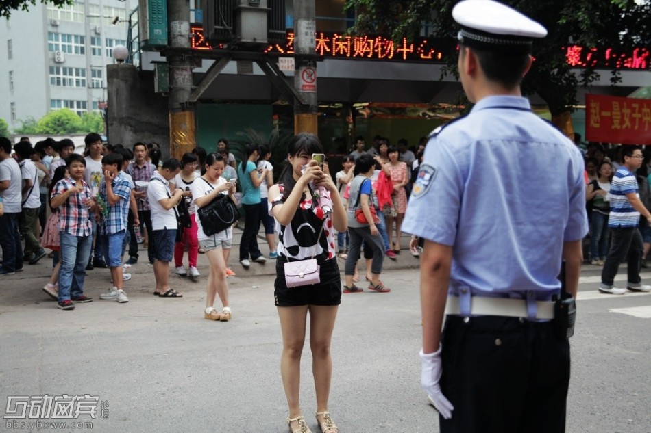 2014高考图片:宜宾“最帅交警”引高考考生围观