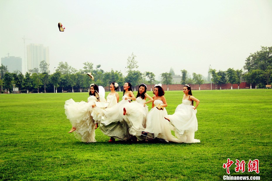 <em>姐妹</em>,毕业那天<em>我们</em>一起穿上婚纱--新疆网--新疆