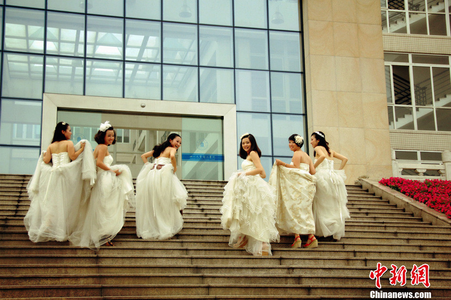 <em>姐妹</em>,毕业那天<em>我们</em>一起穿上婚纱--新疆网--新疆