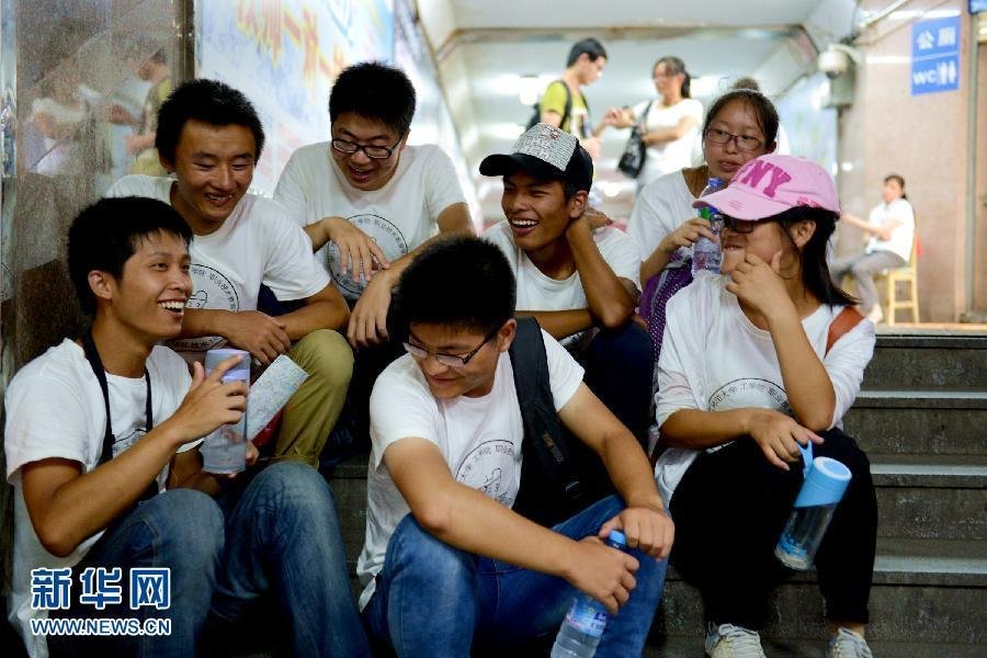 多人闺蜜头像每人一张_赵家班每人的收入(2)