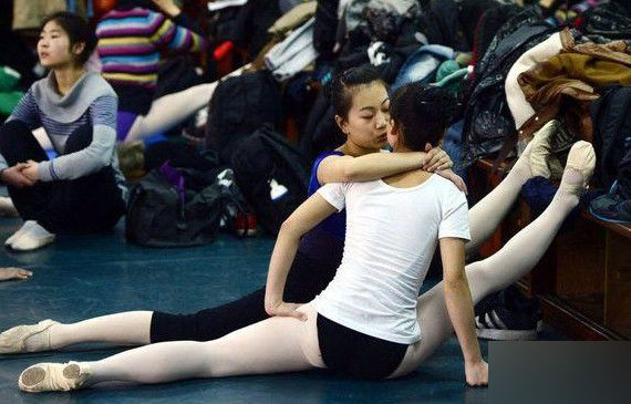 女生爱劈叉 舞蹈学院的那些<em>软妹子</em>们- 教育频道