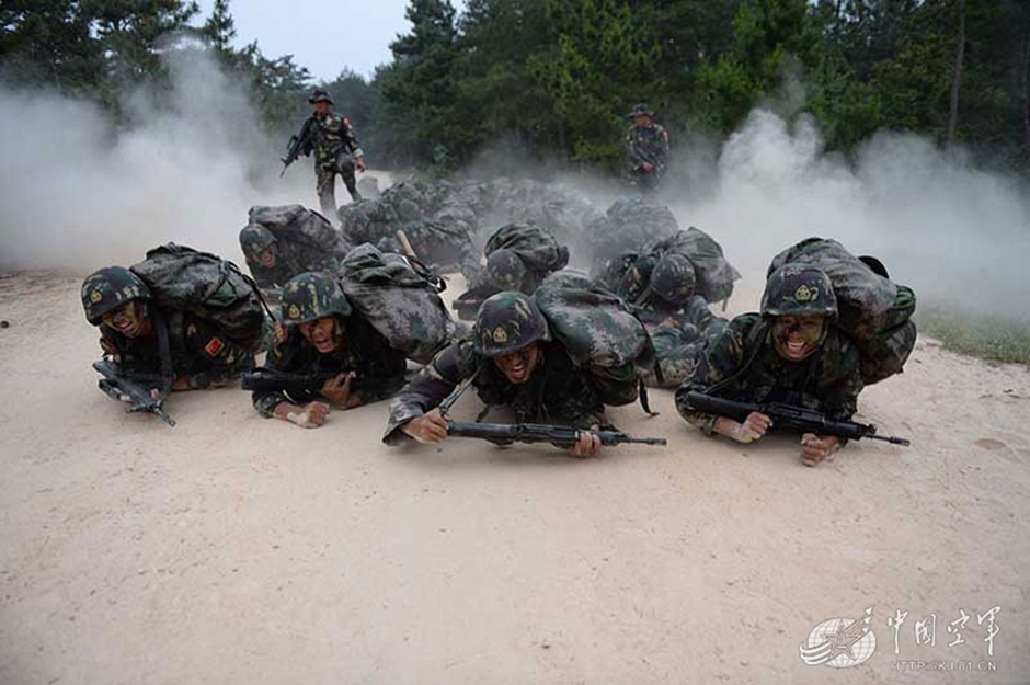 组图:解放军空降兵地狱训练 扒枯木寻蛀虫充饥