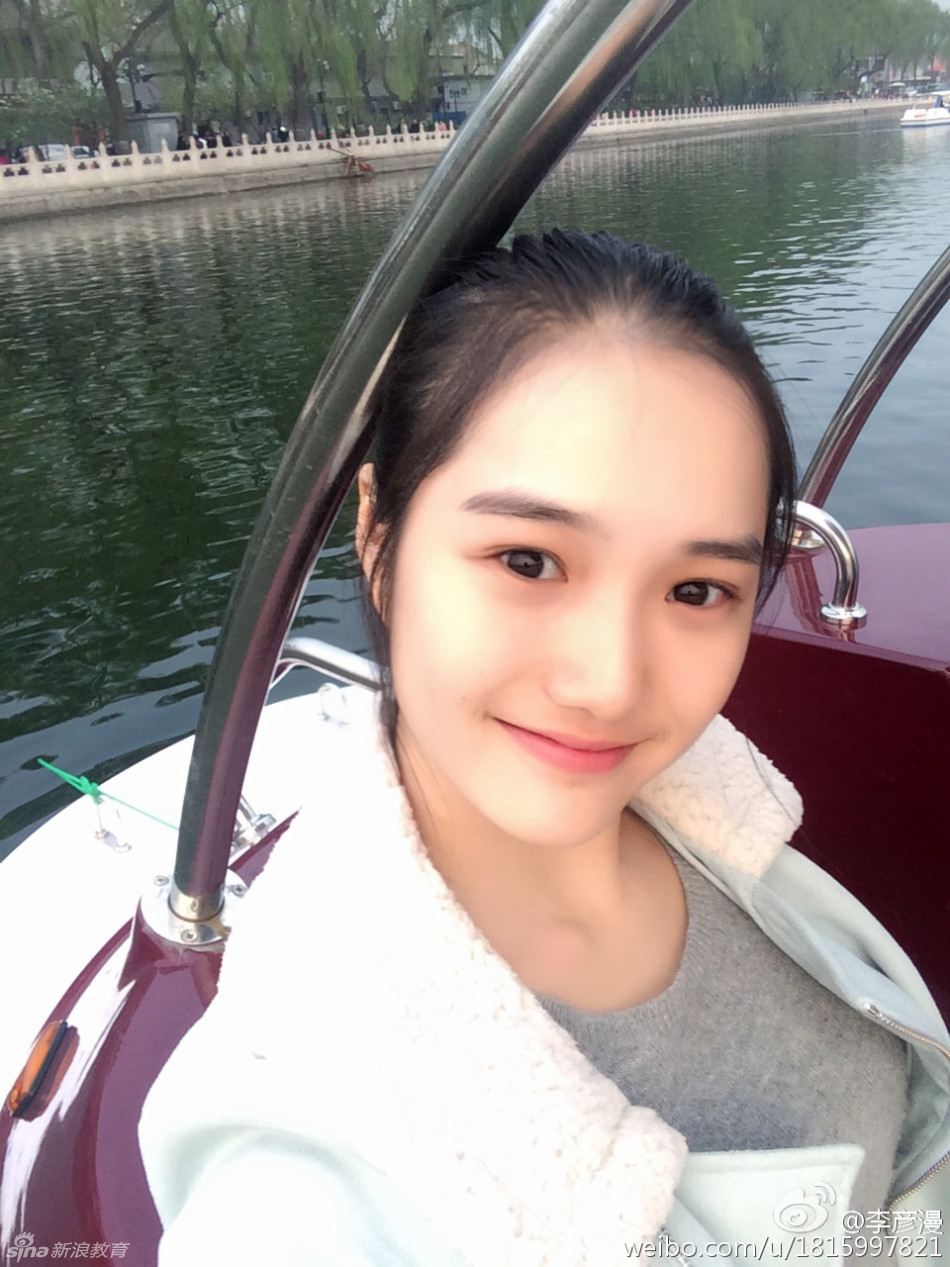 组图:中戏校花妩媚迷人被赞清纯女神