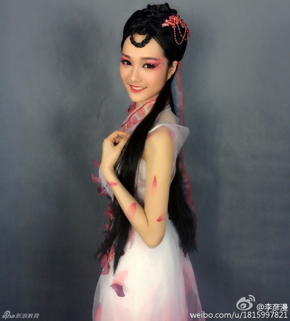 组图:中戏校花妩媚迷人被赞清纯女神