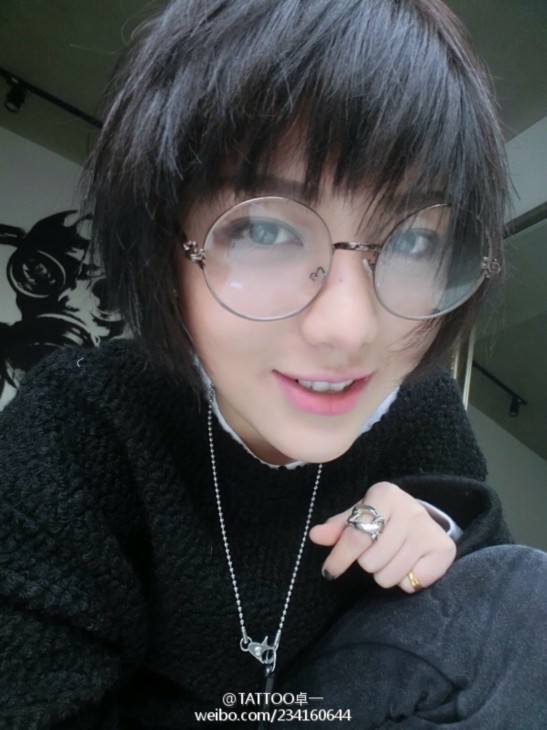 近日,美女纹身师卓一因其高颜值在微博走红,有网友称她的脸撞吴亦凡