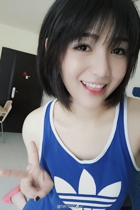 近日,美女纹身师卓一因其高颜值在微博走红,有网友称她的脸撞吴亦凡