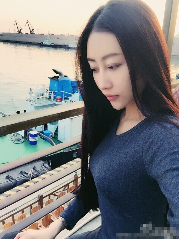 据悉,这位大连90后图片教师为大连工业大学美女.老师女生缕一染头发图片