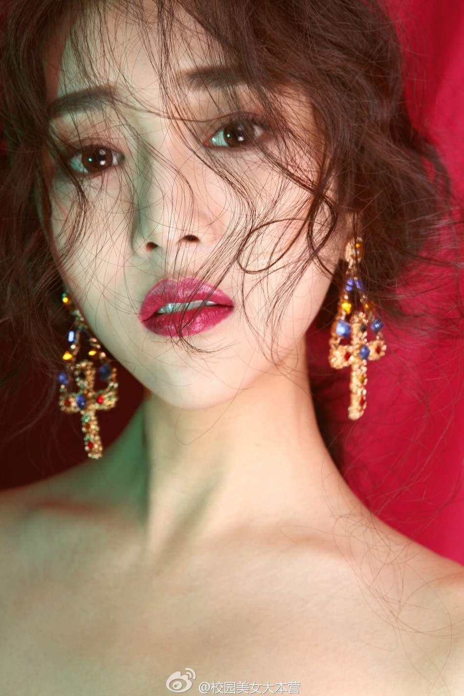 组图:北电校花范梦秀红裙 女神范儿十足