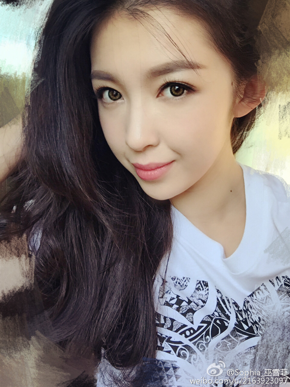 组图:南艺校花巫雪菲"秀肌肉 变健身达人
