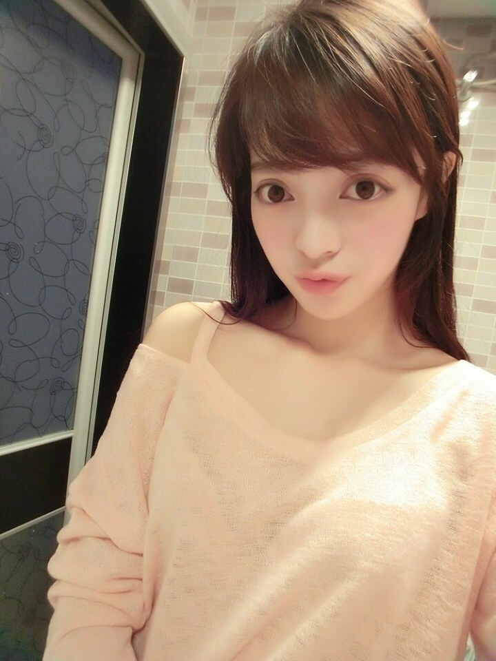 组图:中航大校花制服写真 极致诱惑秒杀宅男