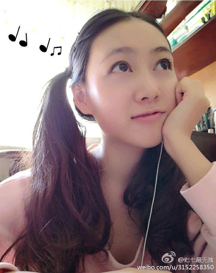 组图:大二学妹清纯制服写真 双马尾萌化人心