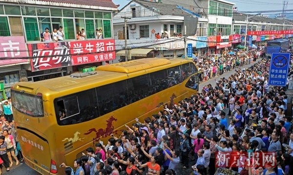 六安市毛坦厂镇人口_安徽毛坦厂万人送考 六安市毛坦厂中学万人送考场面壮观