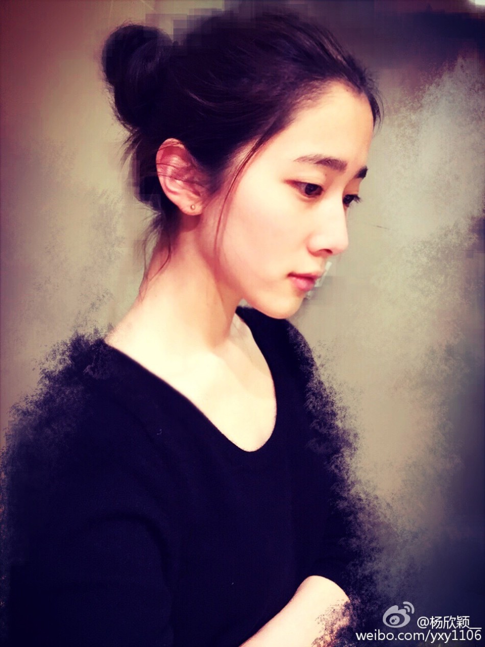 北京电影学院的校花@杨欣颖__在微博晒出班级汇报演出剧照,在里面她