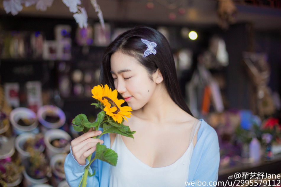 近日,来自中央戏剧学院的@翟艺舒jane在微博晒出写真,圆圆脸可爱