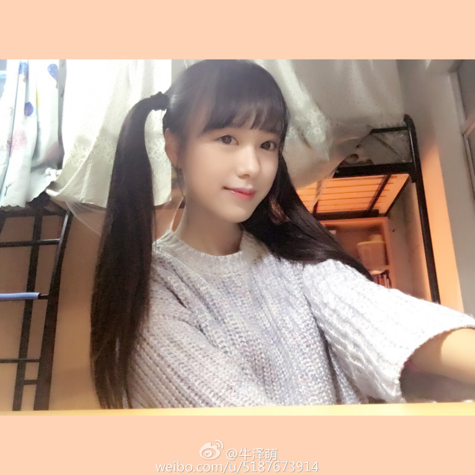 就读于上海杉达学院的校花@牛泽萌在微博晒出唯美写真,清纯可人的她