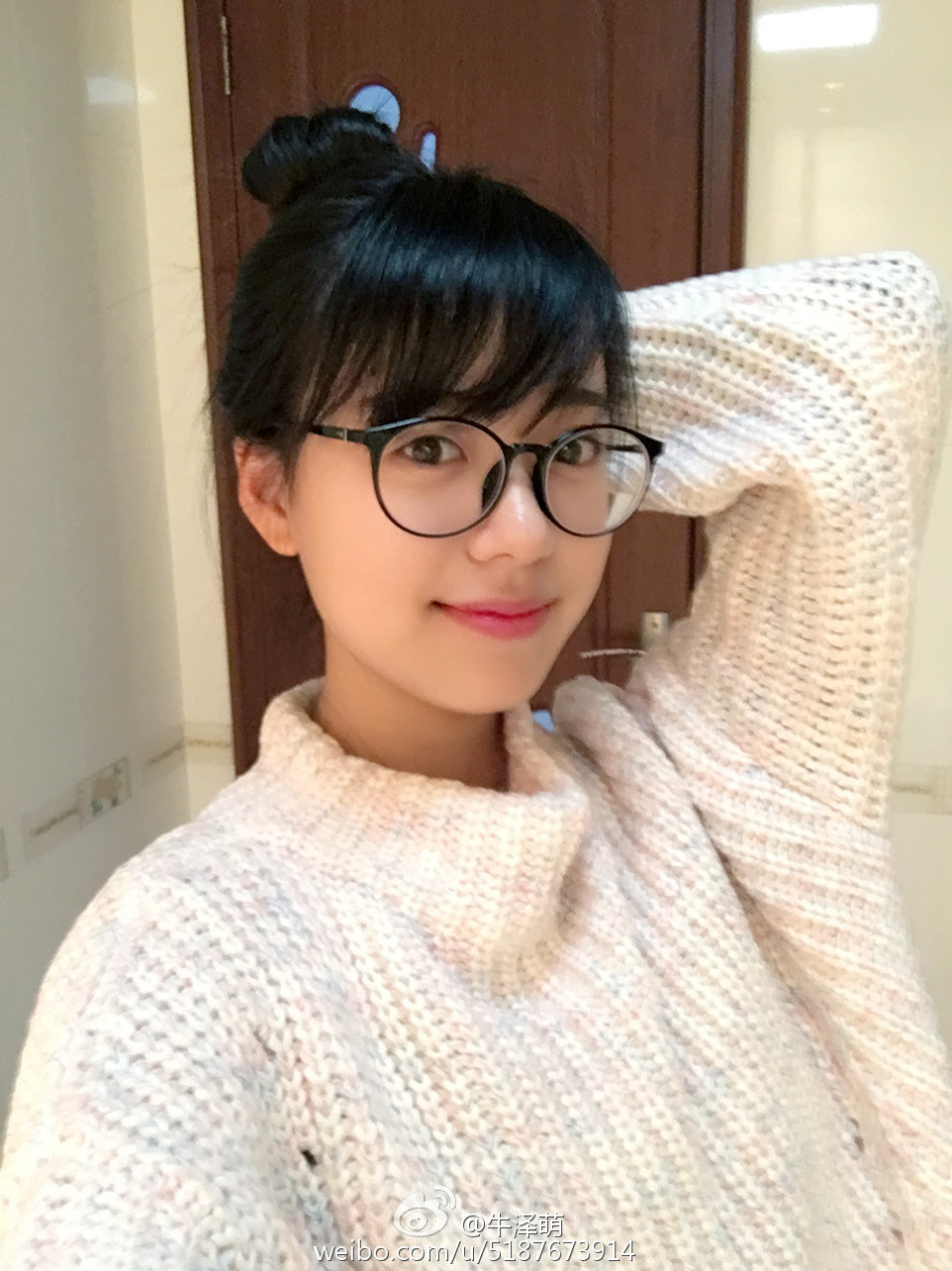 就读于上海杉达学院的校花@牛泽萌在微博晒出唯美写真,清纯可人的她