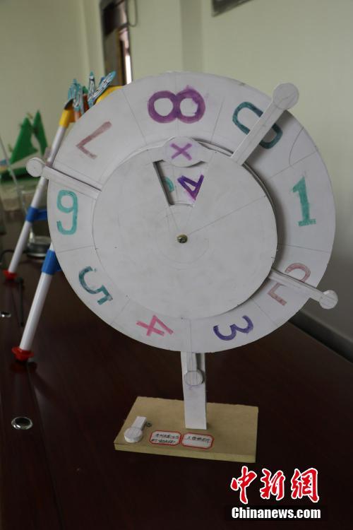 这是要上天 小学生变废物为有用教具