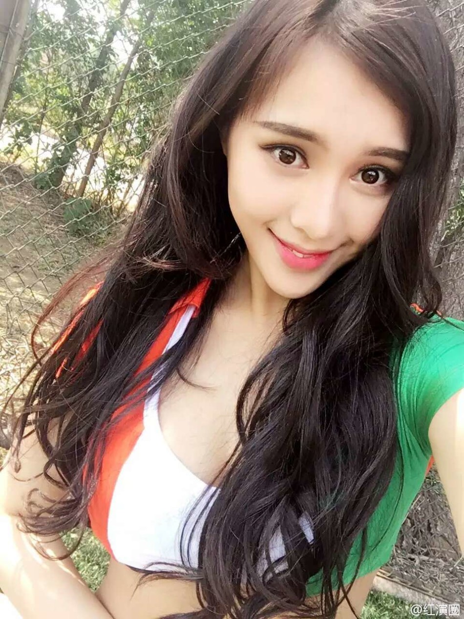 中传女神露露制服写真 网友称其初恋般的感觉