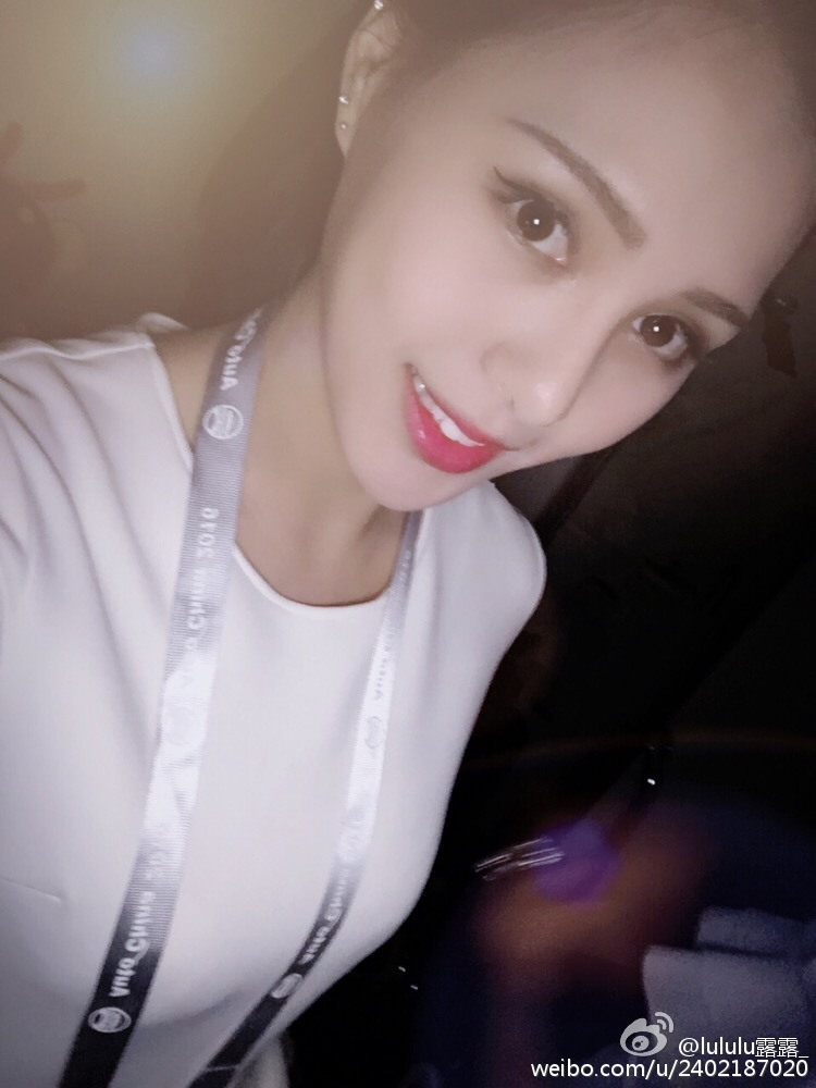 中传女神露露制服写真 网友称其初恋般的感觉