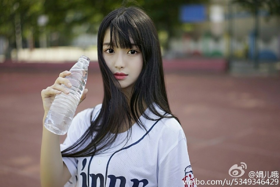 5 / 47 就读于成都理工大学的校花娟儿哦在微博晒出清新写真,网友称
