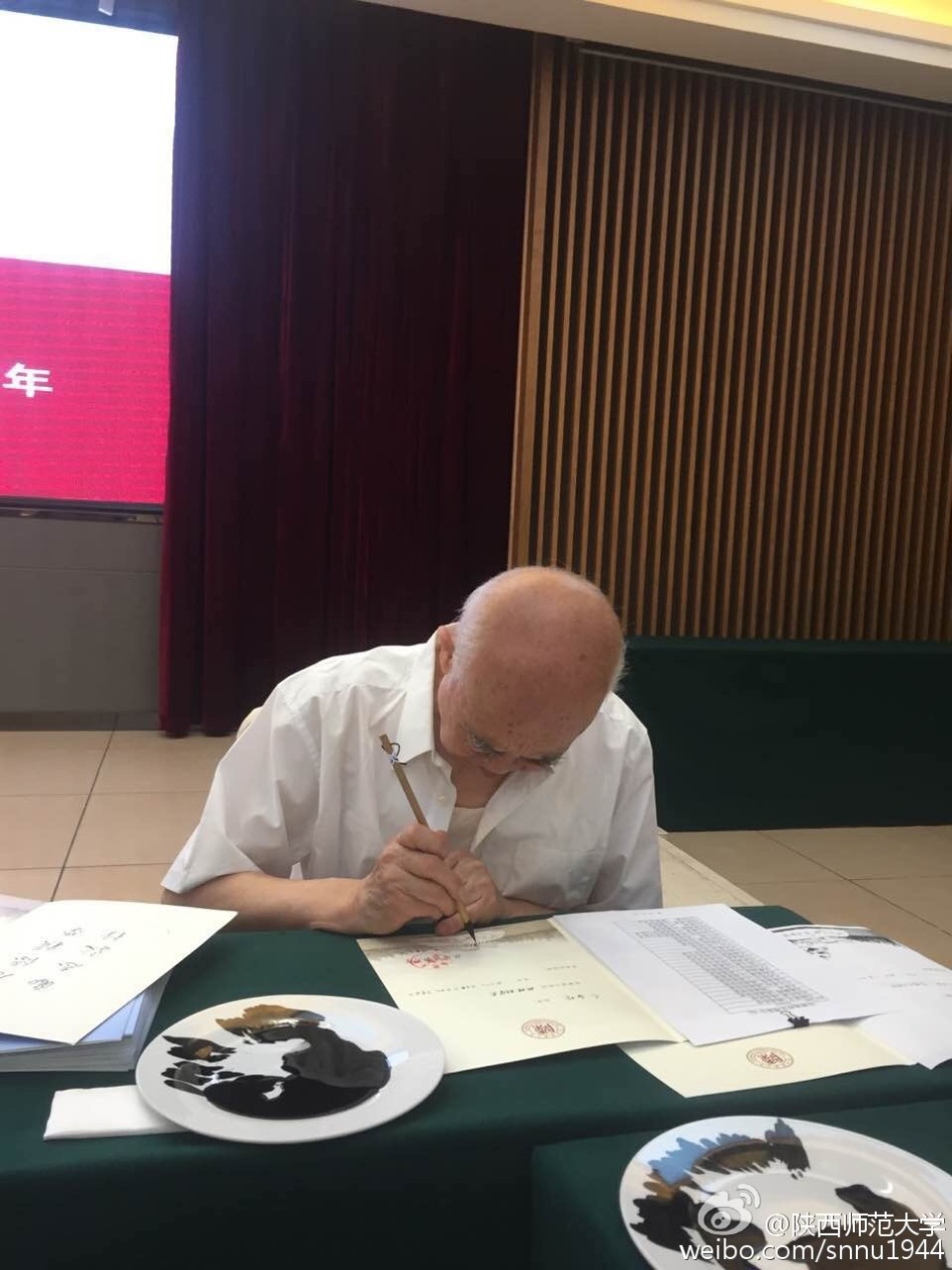 组图:最值珍藏的通知书 十年坚守毛笔的温度