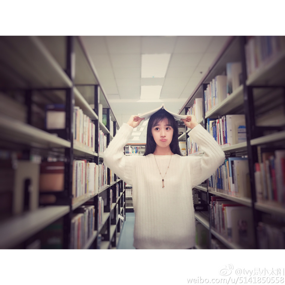 1 / 121 来自南京财经大学的校花ivywu_在微博晒出清晰写真,大眼忽闪