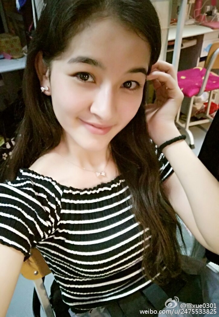 组图:北舞新疆女生笑容甜美大秀一字马