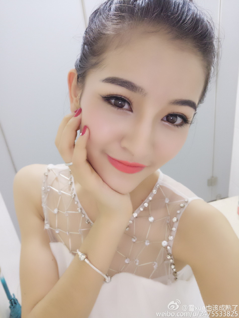 组图:北舞新疆女生笑容甜美大秀一字马