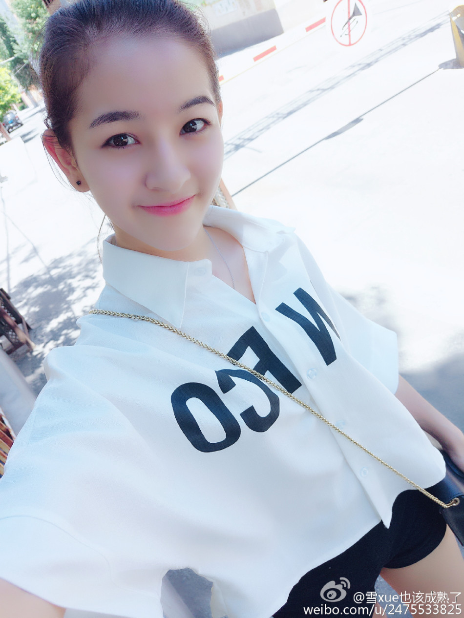 组图:北舞新疆女生笑容甜美大秀一字马