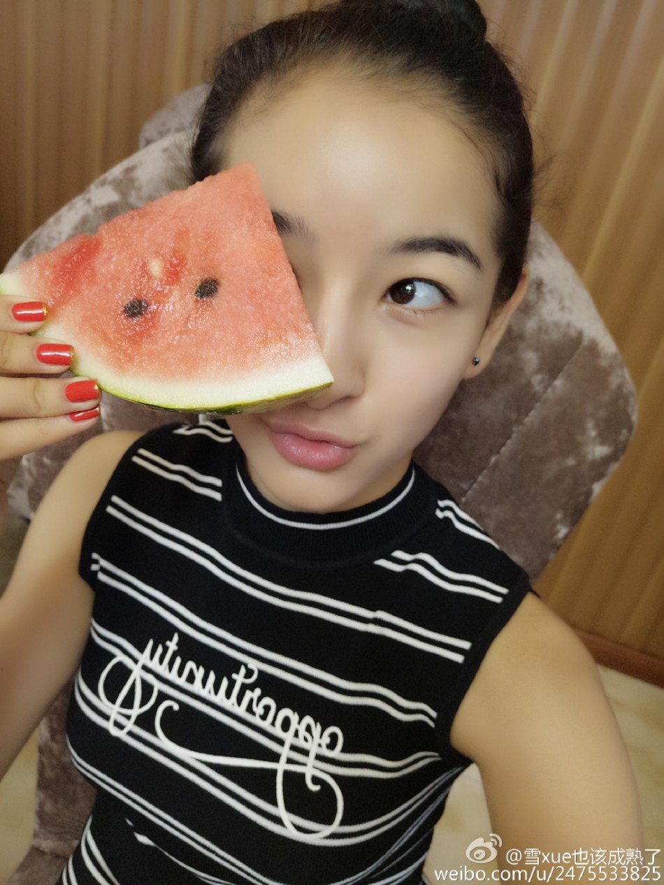 组图:北舞新疆女生笑容甜美大秀一字马