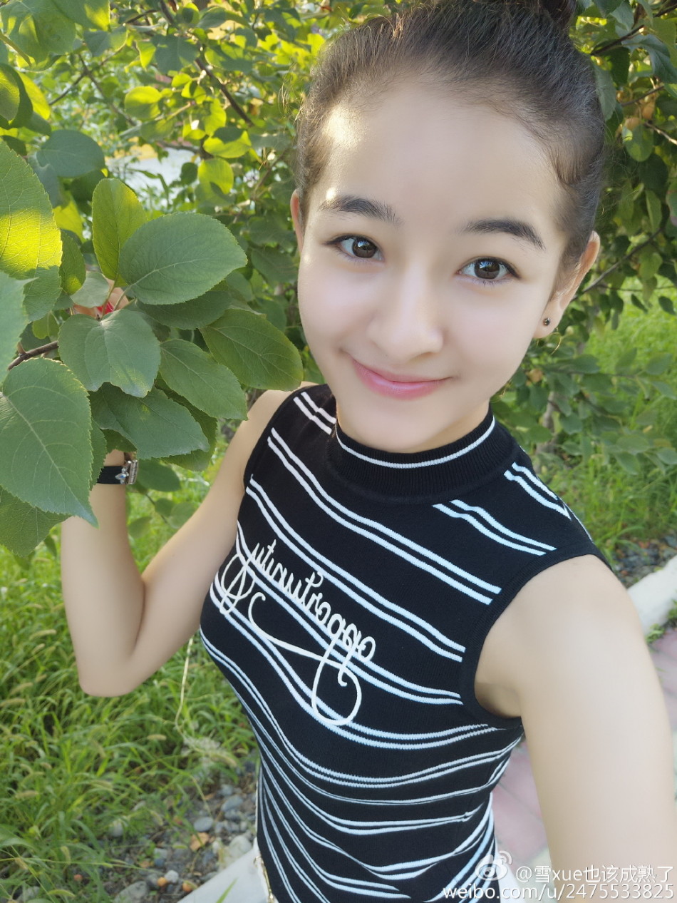 组图:北舞新疆女生笑容甜美大秀一字马