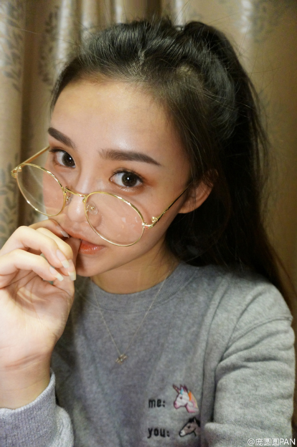 组图:90后校花细腰长腿竟酷似美人鱼林允