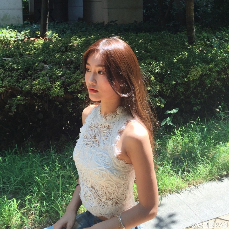 组图:90后校花细腰长腿 竟酷似美人鱼林允