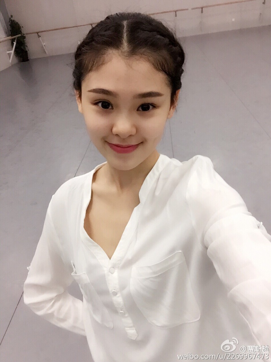 组图:北舞女神秀一字马 笑容甜美神似马思纯