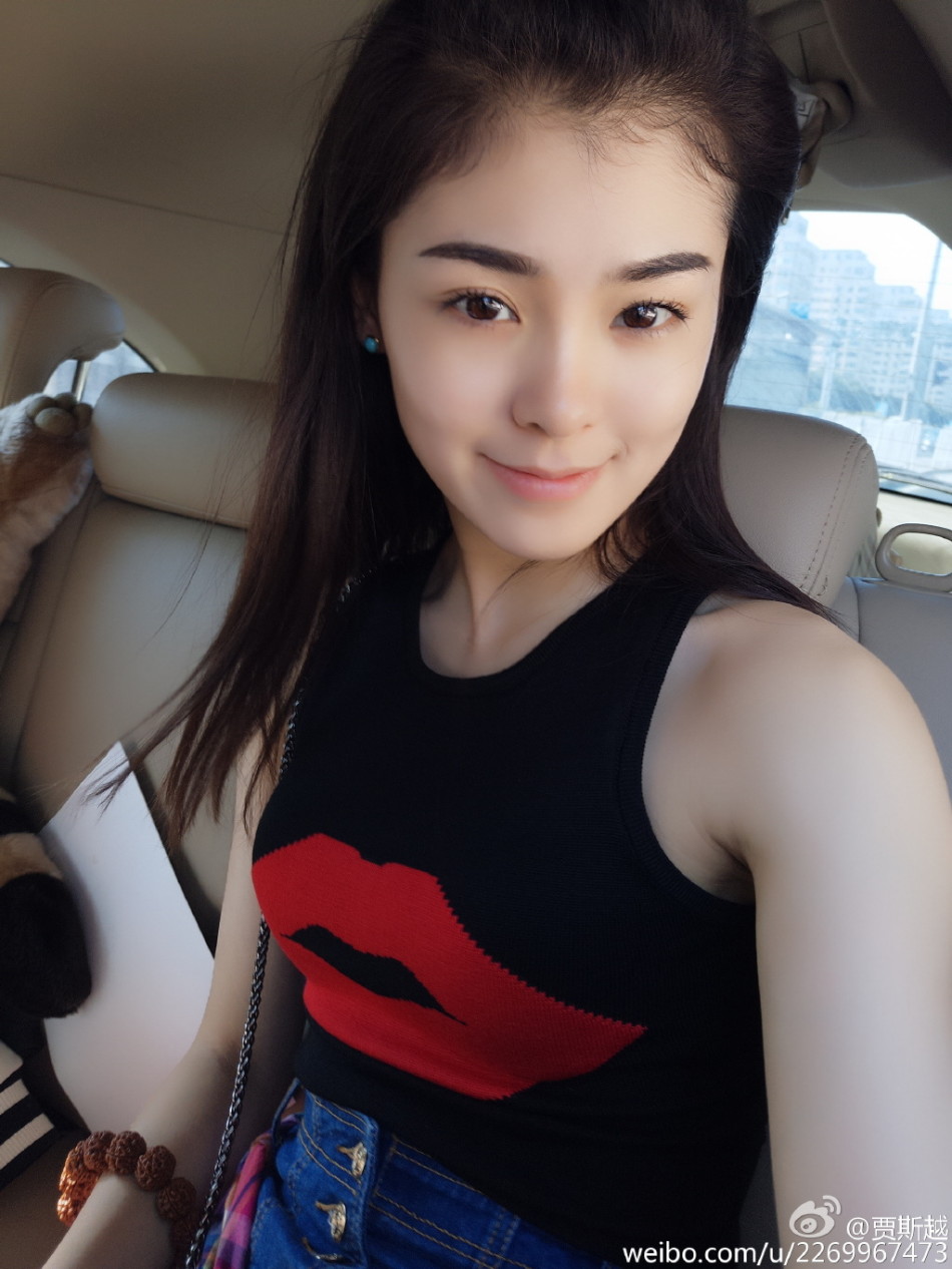 组图:北舞女神秀一字马 笑容甜美神似马思纯