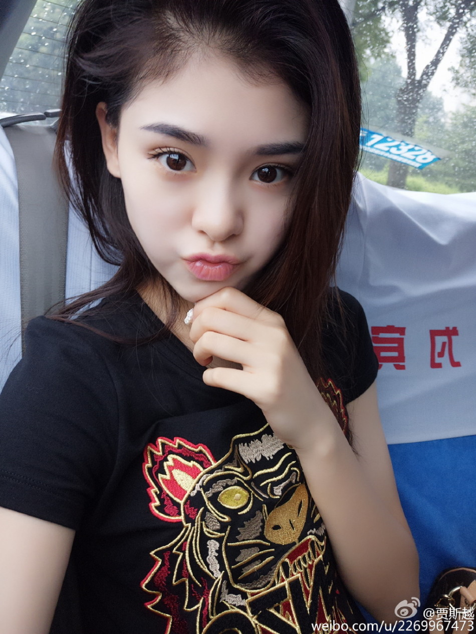 组图:北舞女神秀一字马 笑容甜美神似马思纯