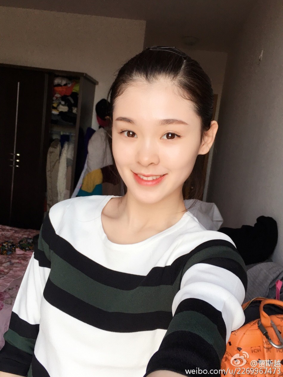 组图:北舞女神秀一字马 笑容甜美神似马思纯