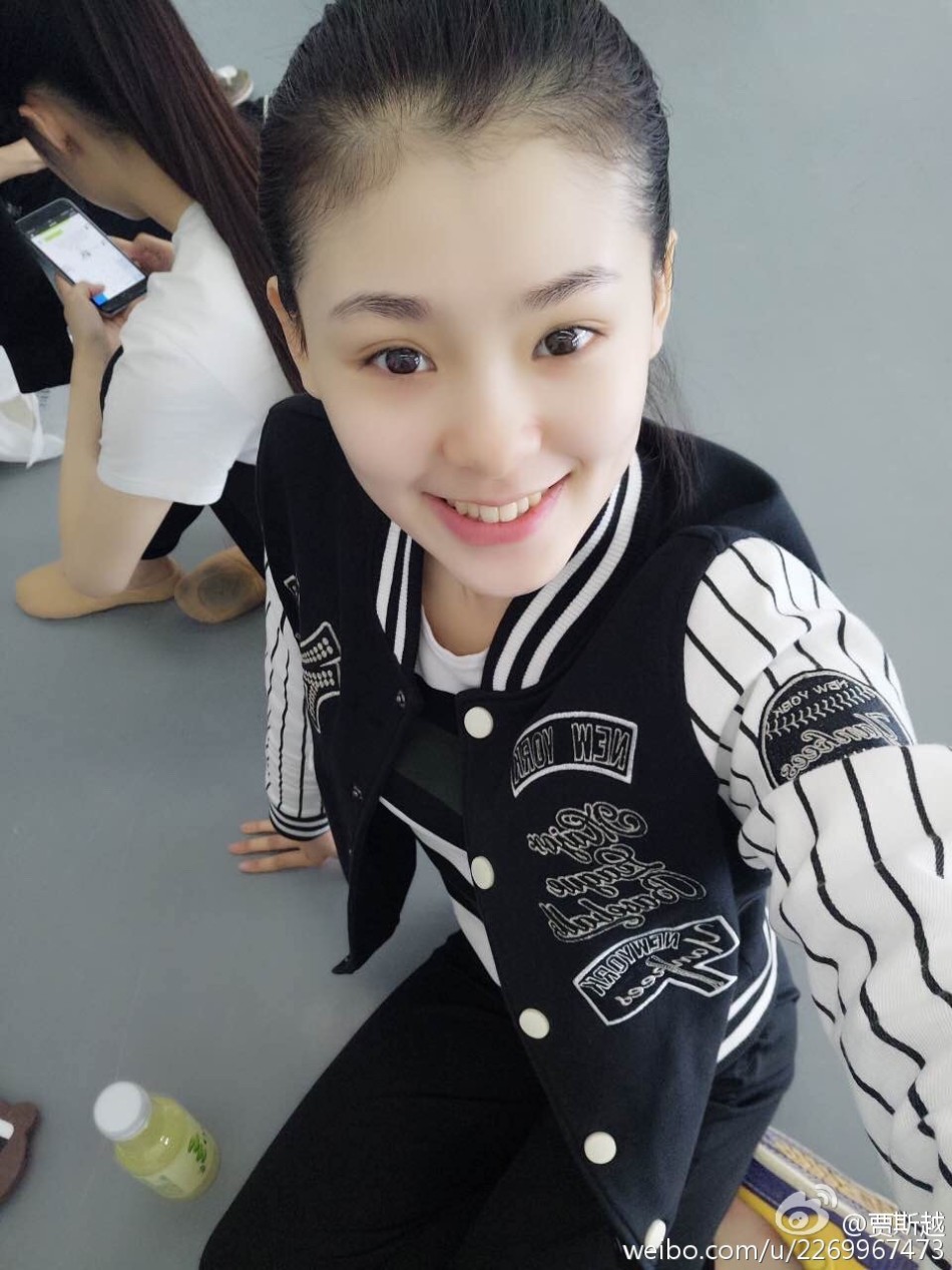 组图:北舞女神秀一字马 笑容甜美神似马思纯-中