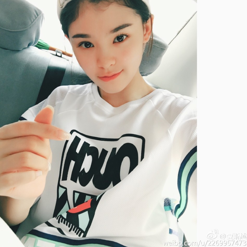 组图:北舞女神秀一字马 笑容甜美神似马思纯