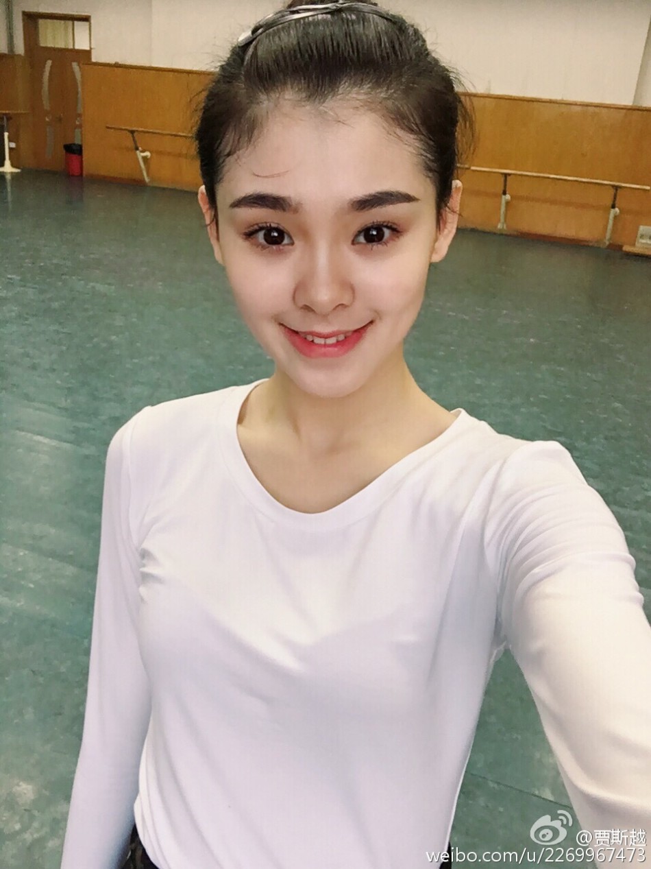 组图:北舞女神秀一字马 笑容甜美神似马思纯-中