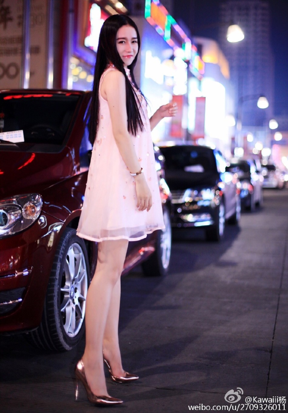 组图:上大女神晒甜美写真 黑长直迷倒一票网友