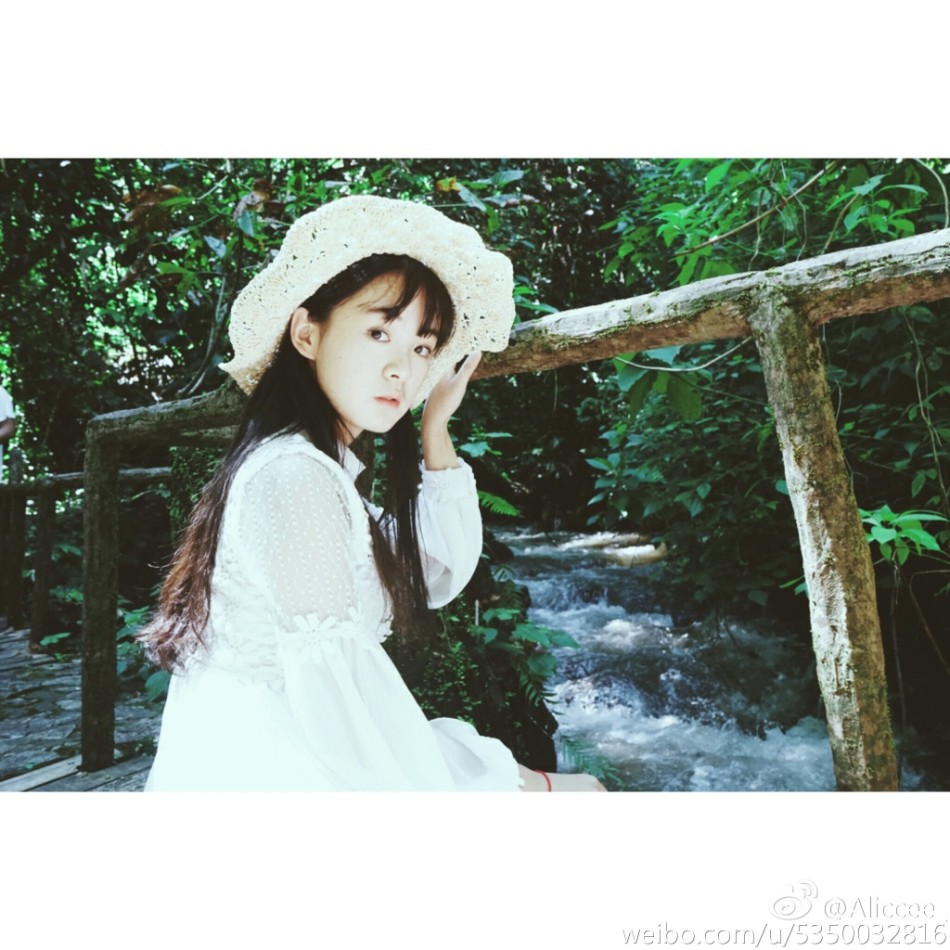 18 / 84 毕业于北京科技大学的校花aliccee_在微博晒出清新唯美写真